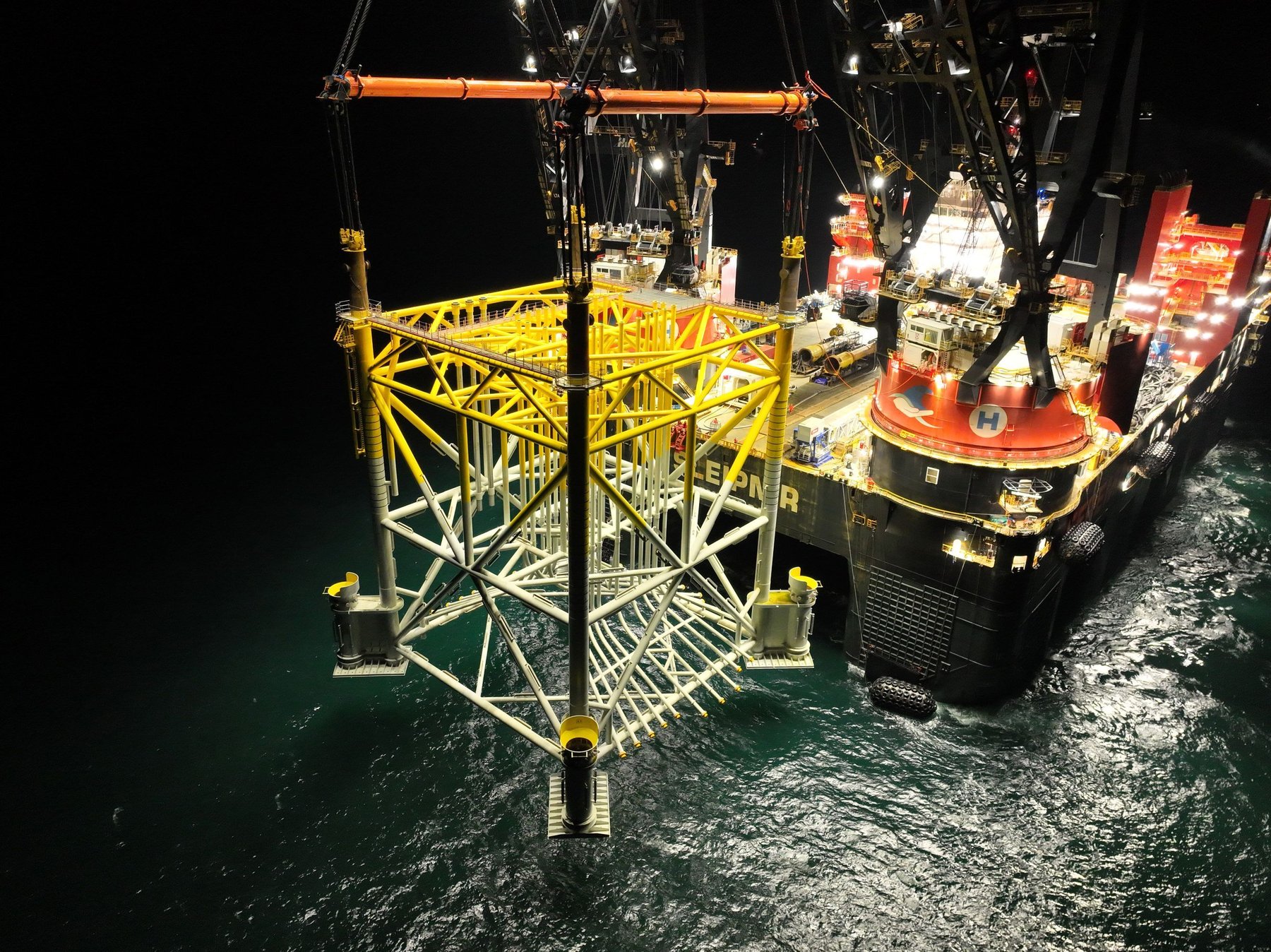 Sleipnir installs Hornsea 3 Link 02 jacket off the coast of the UK. 