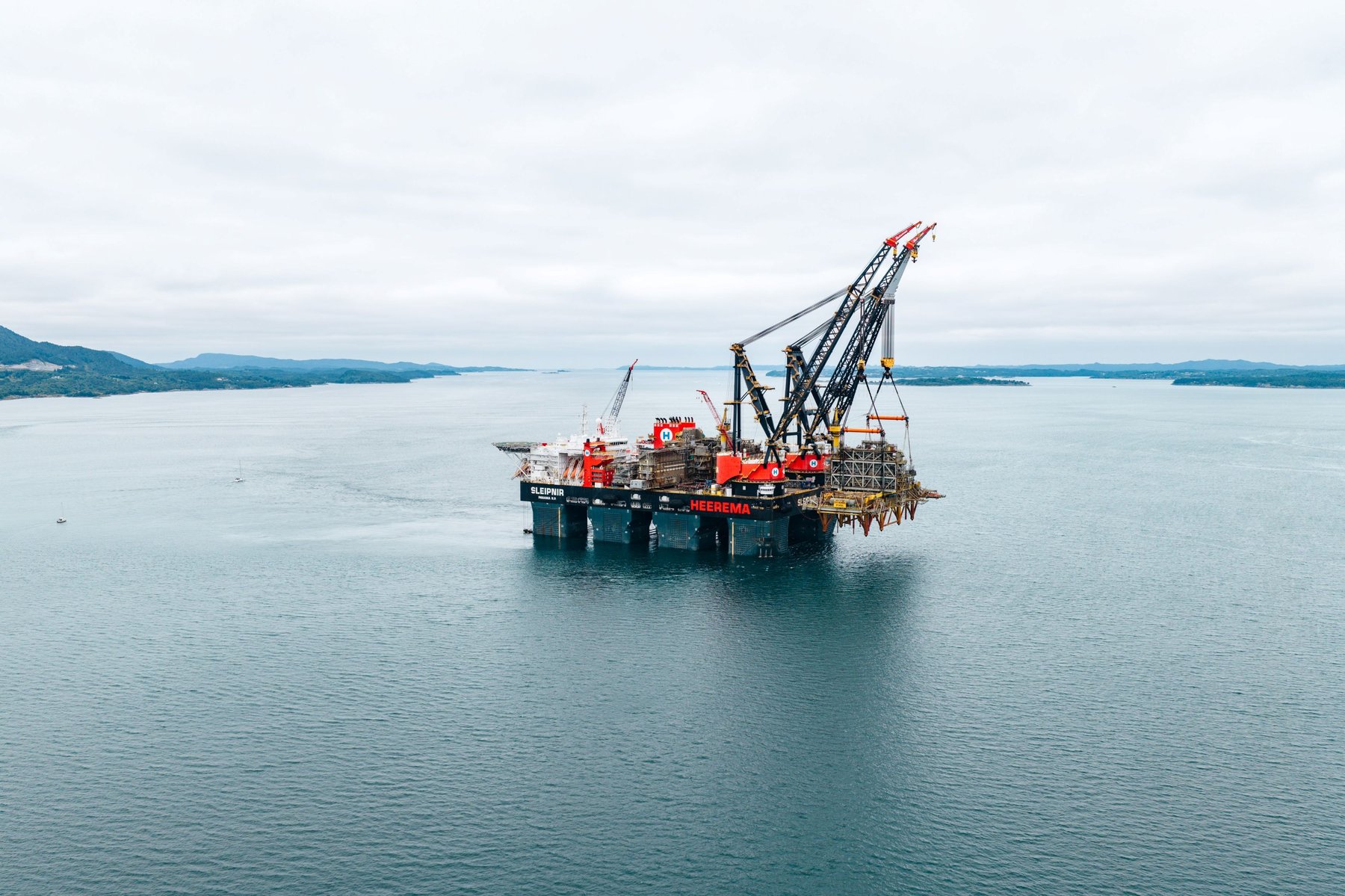 Sleipnir transports Heimdal topside to decommissioning yard in Stord.