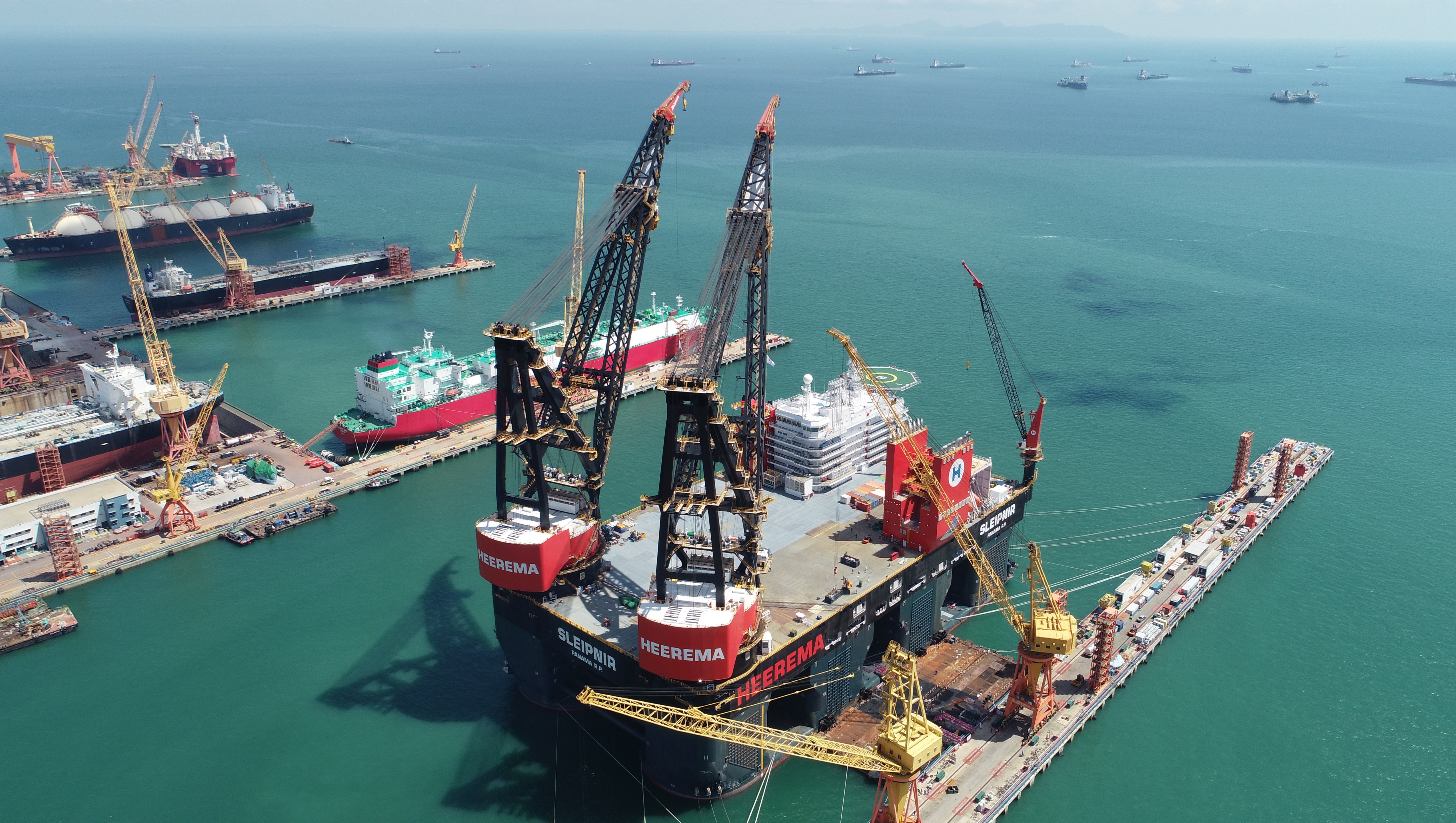 Sleipnir, the world’s largest and strongest semi-submersible crane vessel built by Sembcorp Marine (b)